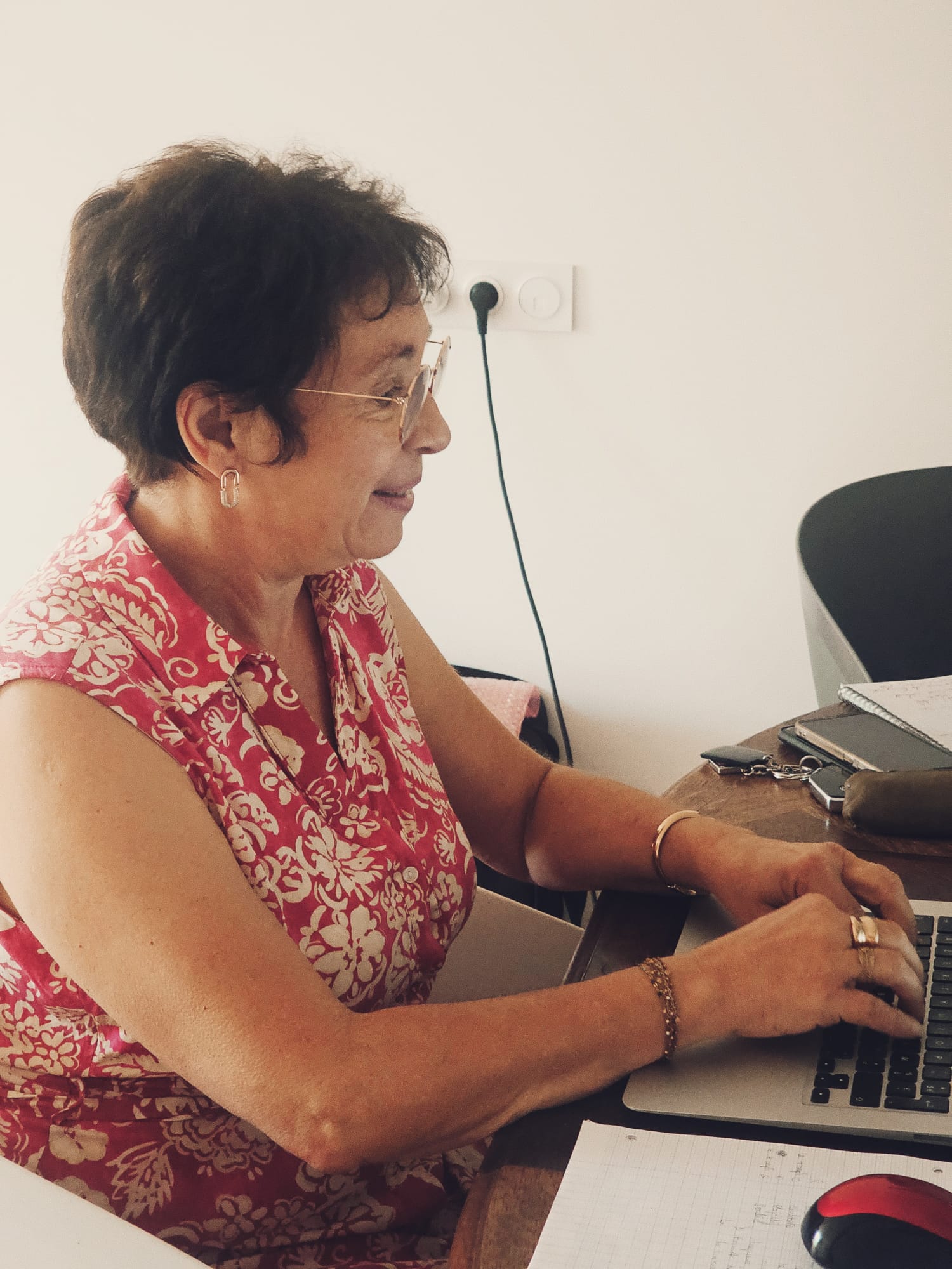Une participante en formation &agrave; l'intelligence artificielle &agrave; Brive-la-Gaillarde, quelques mois avant son d&eacute;part &agrave; la retraite.